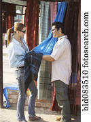 cliente, olhar, tecido, em, mercado