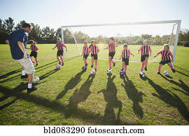 treinador, prática, com, menina, jogadores futebol