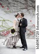 novia y novio, besar