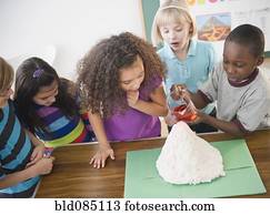 crianças, observar, menino, com, modelo, vulcão