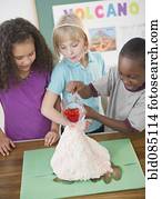 crianças, observar, menino, com, modelo, vulcão