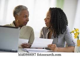 filha, ajudando, mãe, contas pagamento, online