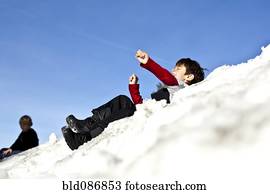 raça misturada, menino, sledding, declive, em, neve