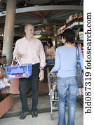 אנשים היספניים, קניות, ב, מכולת