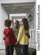 africano, soldado, abraçando, namorada