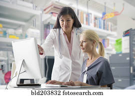 doutor enfermeira, trabalhar computador, em, hospitalar