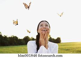 mulher asian, observar, borboletas, em, prado