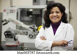 mulher hispânica, em, robótica, laboratório