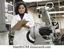 mulher hispânica, escrita, ligado, área de transferência, perto, robótica, maquinaria