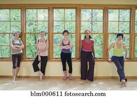 multi-ethnisch, frauen, stehen, in, sportkleidung