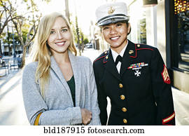 soldado, sorrindo, com, amigo, ao ar livre