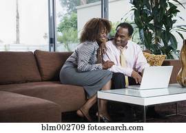 אישה אפריקנית, להסתכל, בעל, הדפס, ב, מחשב נייד, ב, סלון