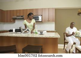 אישה אפריקנית, לרחוץ צלחות, ו, לחייך, ב, בעל