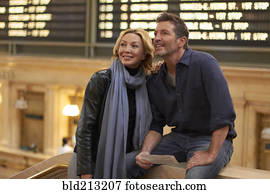 caucasiano, par, leitura, programa trem, em, estação central grandiosa, cidade nova iorque, nova iorque, estados unidos