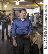 gerente, usando, tablete digital, em, armazém