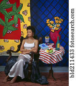 mulher americana africana, sentando, em, vida, parede, arte