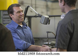 trabalhador, e, gerente, apertar mão, em, armazém