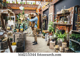 caucasiano, empregado, plantas molhando, em, berçário