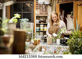caucasiano, empregado, preocupando, plantas, em, berçário