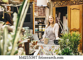 caucasiano, empregado, usando computador portátil, em, plante berçário