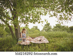 caucasiano, leitura menina, livro, sob, árvore, em, campo