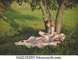 caucasiano, leitura menina, livro, sob, árvore, em, campo