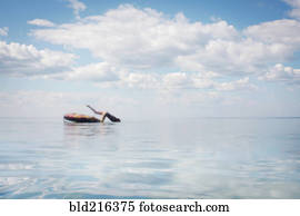 caucasiano, menina adolescente, pular, de, tubo interno, em, lago