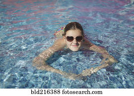 caucasiano, menina adolescente, óculos sol cansativo, em, piscina