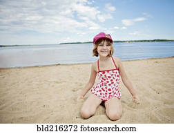 caucasiano, menina, ajoelhando, ligado, praia