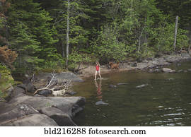 caucasiano, menina, andar, em, remoto, rio