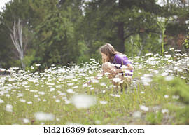 caucasiano, menina, crouching, em, campo flores