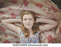 caucasiano, menina, deitando, ligado, cobertor