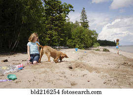 caucasiano, menina, e, filhote cachorro, tocando, ligado, praia
