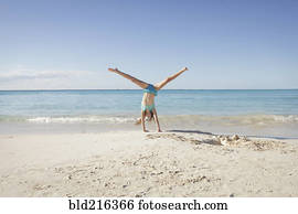 caucasiano, menina, fazendo, cartwheel, ligado, praia
