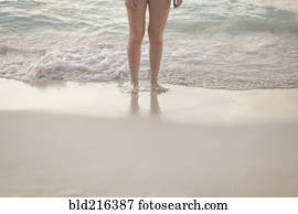 caucasiano, menina, ficar, em, ondas, ligado, praia