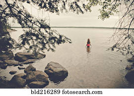 caucasiano, menina, ficar, em, remoto, lago