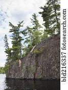 caucasiano, menina, pular, em, lago, de, penhasco