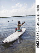 caucasiano, menina, remar, ligado, paddleboard, em, lago