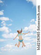 caucasiano, menina, saltando alegria, em, céu azul