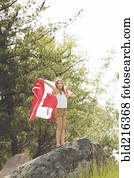 caucasiano, menina, segurando, bandeira canadense, ligado, pedregulho