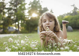 caucasiano, menina, tocando, com, flores, em, quintal