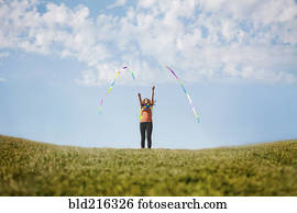 caucasiano, menina, tocando, com, fitas, ligado, hilltop