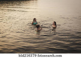 caucasiano, meninas, nadar lago