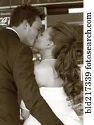 caucásico, novia y novio, besar, en, recepción