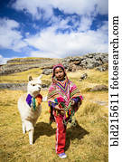 hispânico, menina, andar, lhama, em, paisagem rural