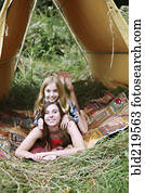 irmãs, deitando, em, acampamento tendeu