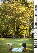 menina, deitando, em, capim, parque