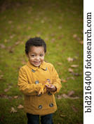 menina sorridente, desgastar, amarela, agasalho, segurando, outono sai