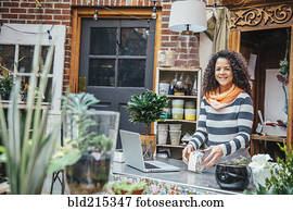 raça misturada, empregado, usando computador portátil, em, plante berçário