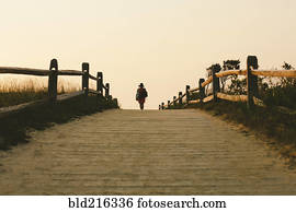silueta, de, mulher caminhando, ligado, passeio madeira